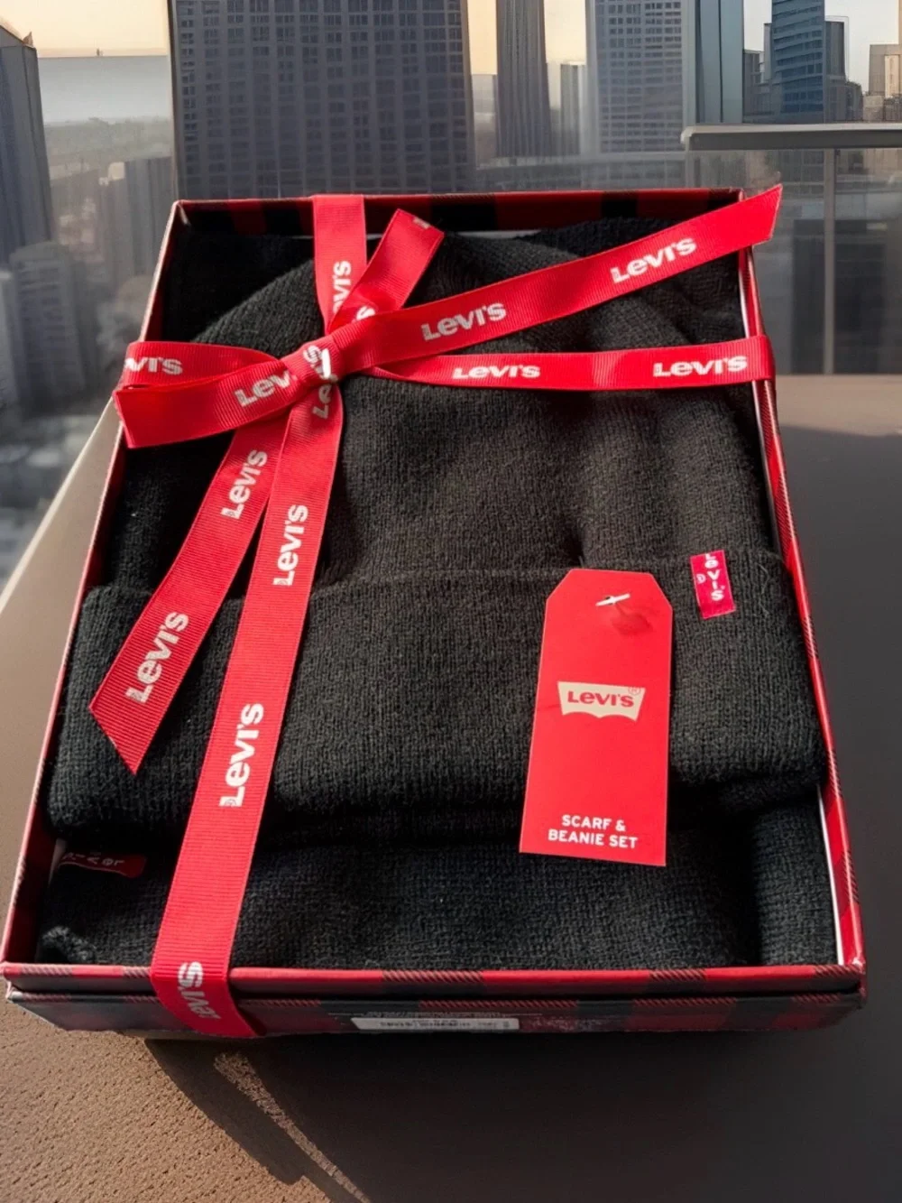 Levi's Men's Logo Beanie & Scarf Gift Set. One Size. Black. New in Gift Box